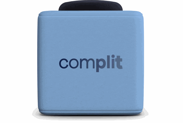 Catchbox Cube personnalisé aux couleurs de complit, housse bleu ciel et logo bleu foncé