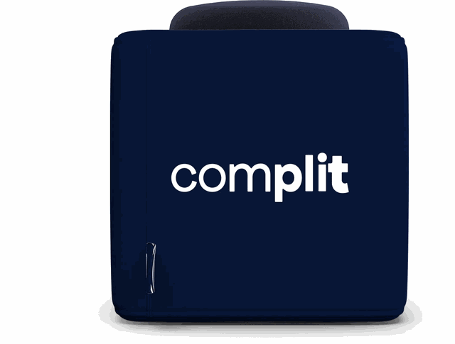 Catchbox Cube personnalisé aux couleurs de complit, housse bleu marine et logo blanc