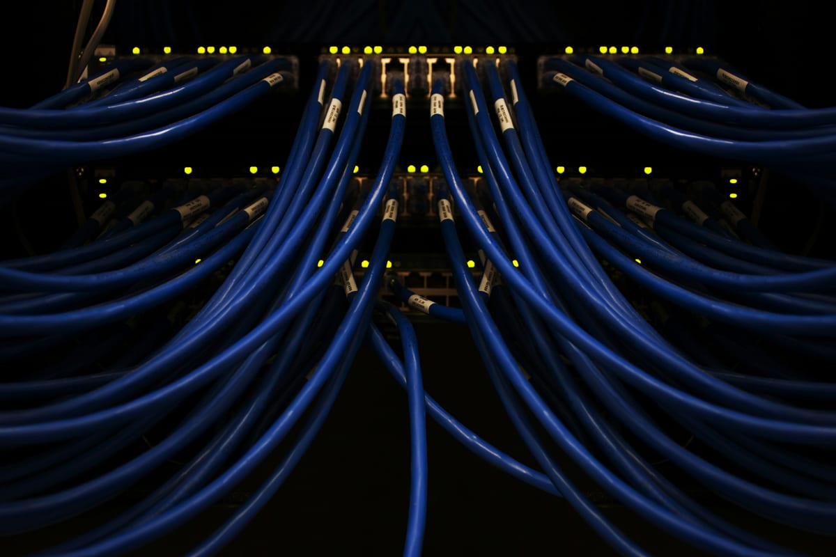 Câblage réseau : cuivre ou fibre optique dans vos locaux ?